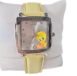 Avon 2007 Tweety Bird analog wristwatch yellow leather Wrist Band
